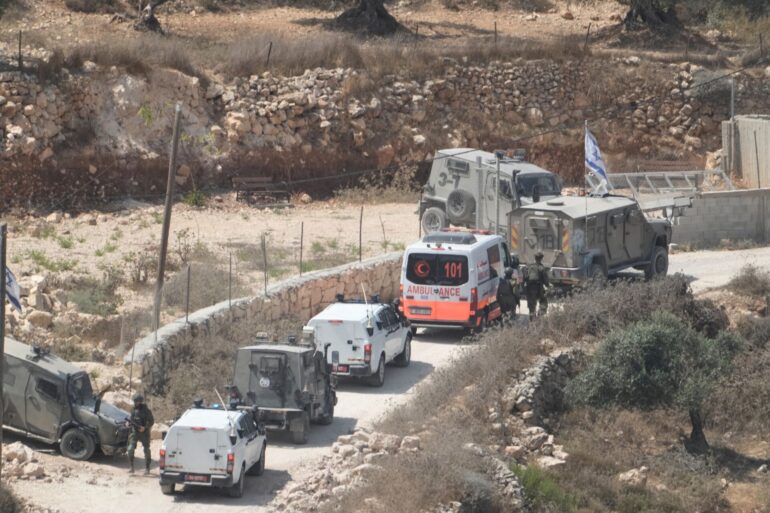 Israelische Soldaten und Krankenwagen am Ort eines neuen Angriffs israelischer Siedler in einem palästinensischen Dorf.
