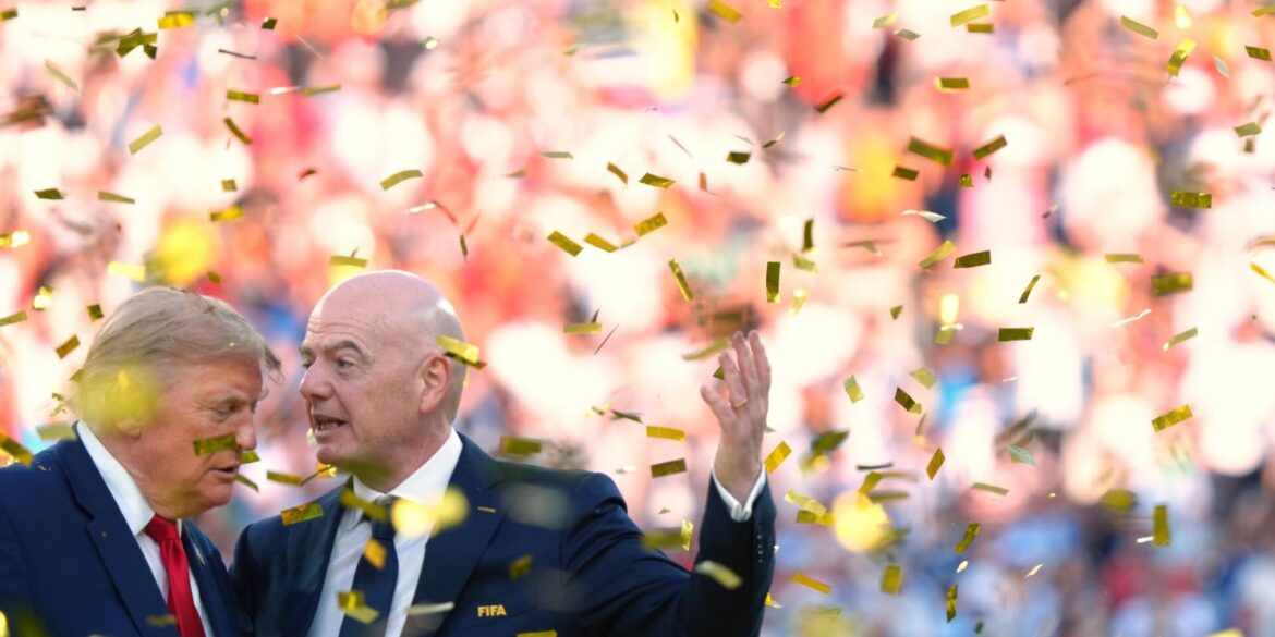 Also bei der WM-Siegerehrung haben Donald Trump und Gianni Infantino (r) noch miteinander gesprochen. (Archivbild)