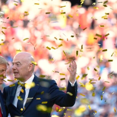 Also bei der WM-Siegerehrung haben Donald Trump und Gianni Infantino (r) noch miteinander gesprochen. (Archivbild)
