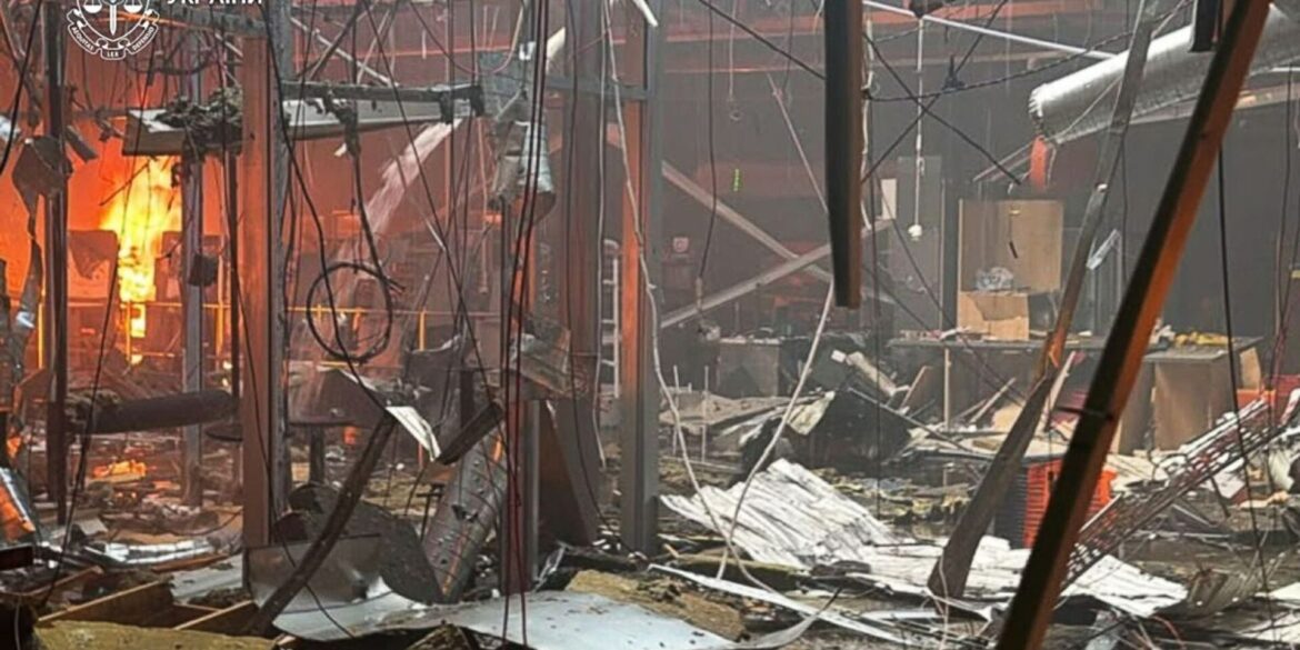 Russland griff das Einkaufszentrum nach ukrainischen Angaben in zwei Wellen an.
