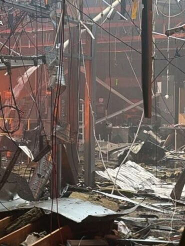 Russland griff das Einkaufszentrum nach ukrainischen Angaben in zwei Wellen an.