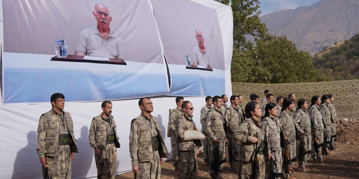 Im vergangenen Jahr hatten einige PKK-Kämpfer symbolisch ihre Waffen niedergelegt. (Archivbild)