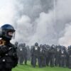 Polizisten stehen vor dem Fanblock des SV Waldhof Mannheim.