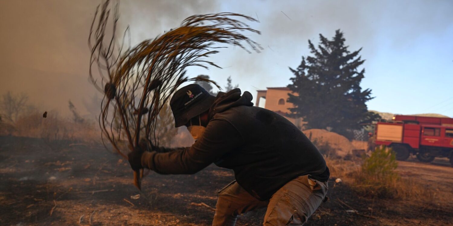 Hunderte Feuerwehrleute, aber auch viele Freiwillige sind in Griechenland im Dauereinsatz.