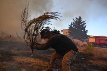 Hunderte Feuerwehrleute, aber auch viele Freiwillige sind in Griechenland im Dauereinsatz.