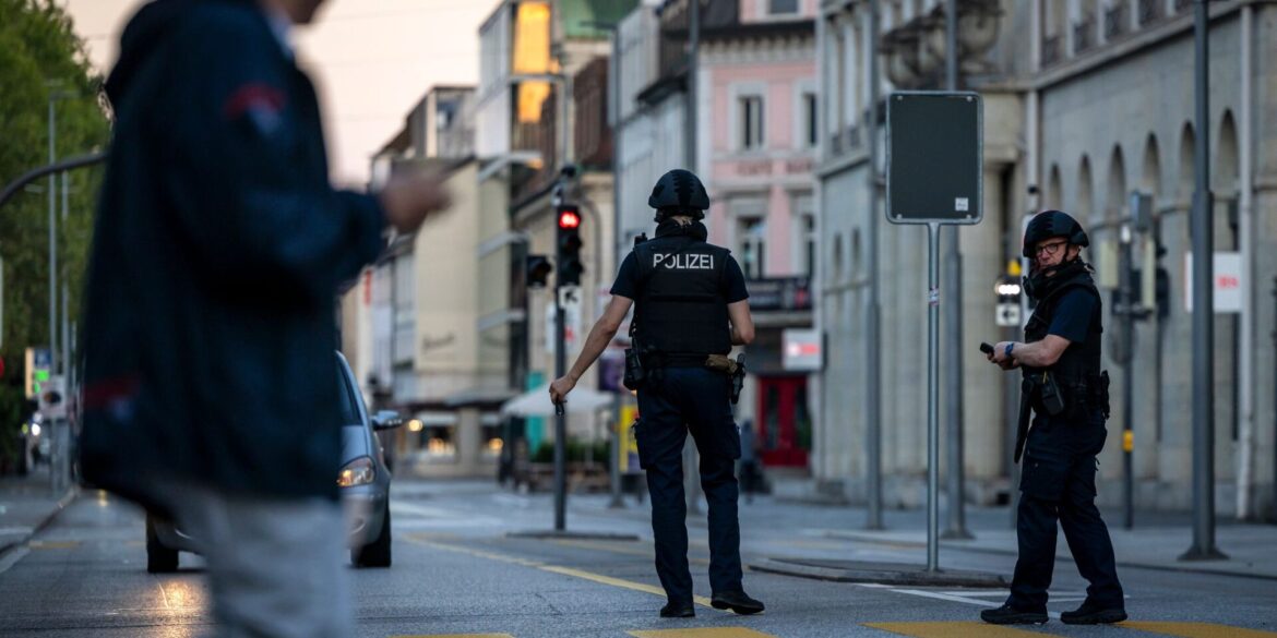 Die Polizei bittet darum, Video- und Bildmaterial an den Instagram-Kanal der Kantonspolizei Aargau zu senden.
