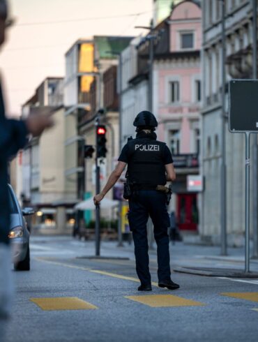 Die Polizei bittet darum, Video- und Bildmaterial an den Instagram-Kanal der Kantonspolizei Aargau zu senden.