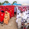 Brautpaare nehmen an einer Massenhochzeit in Nigeria teil.