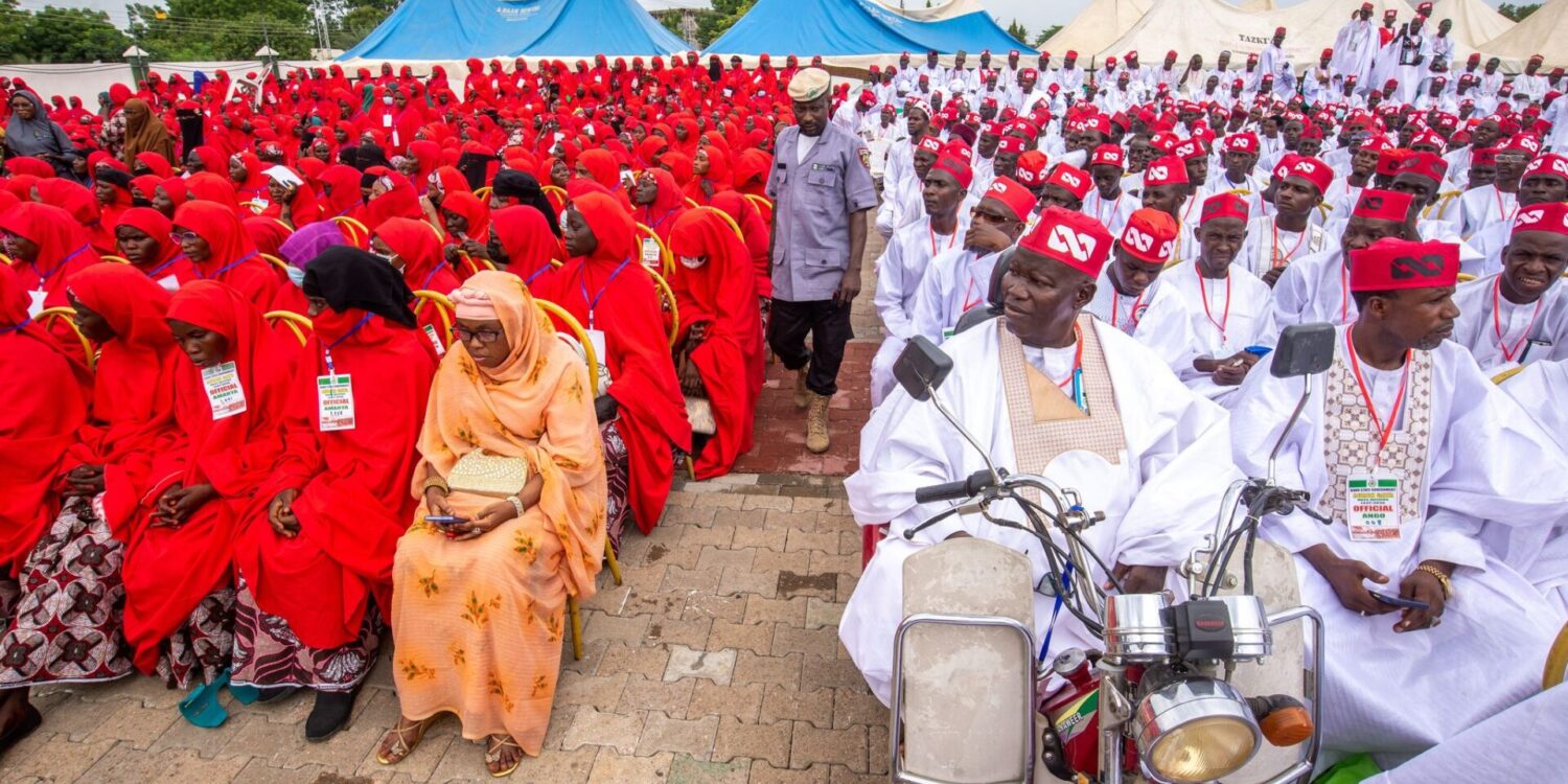 Brautpaare nehmen an einer Massenhochzeit in Nigeria teil.