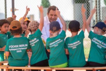 Klingbeil sprach mit Kindern in einem Berliner Sportcamp über seine Pläne.