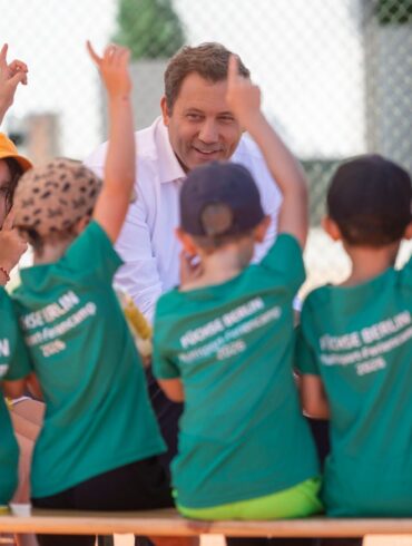 Klingbeil sprach mit Kindern in einem Berliner Sportcamp über seine Pläne.
