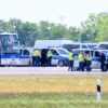 Zahlreiche Einsatzwagen der Polizei sind an der «Nordpiste» des Flughafens Leipzig/Halle im Einsatz.