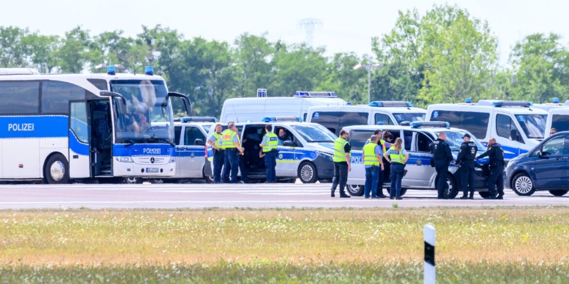 Zahlreiche Einsatzwagen der Polizei sind an der «Nordpiste» des Flughafens Leipzig/Halle im Einsatz.