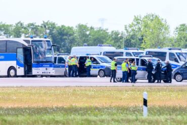 Zahlreiche Einsatzwagen der Polizei sind an der «Nordpiste» des Flughafens Leipzig/Halle im Einsatz.