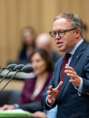 Thüringens Ministerpräsident Mario Voigt ist mit einem Widerspruch gegen die Aberkennung seines Doktortitels gescheitert. (Archivbild)