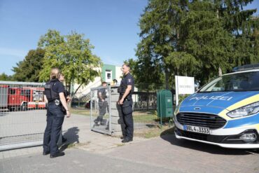 Nach einer Gewalttat in einer Schule in Brandenburg gibt es zwei Todesopfer.