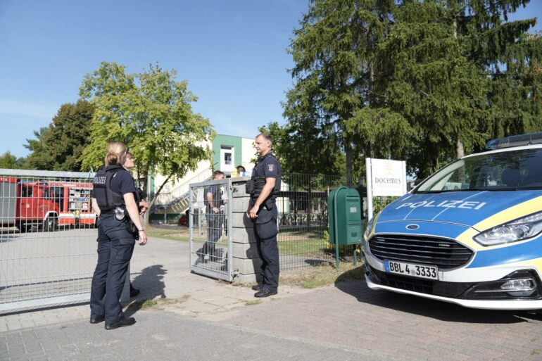 Nach einer Gewalttat in einer Schule in Brandenburg gibt es zwei Todesopfer.