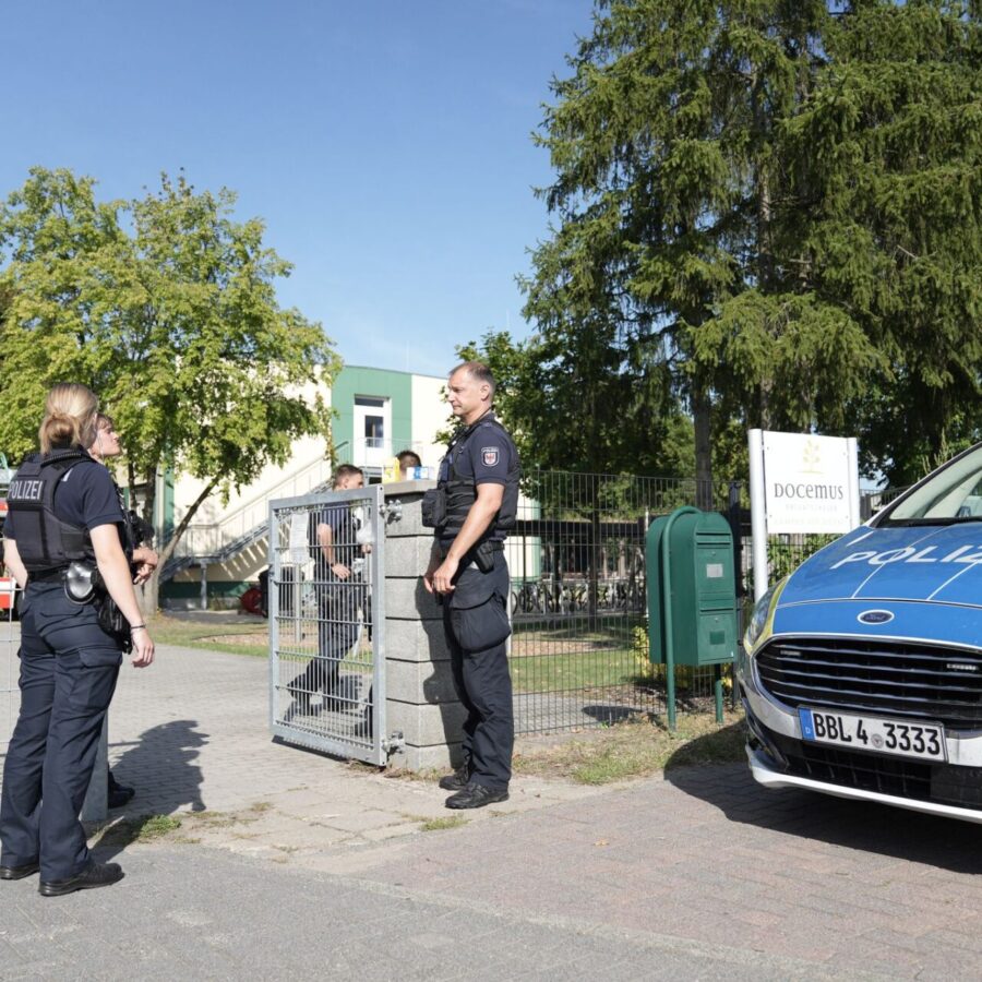 Nach einer Gewalttat in einer Schule in Brandenburg gibt es zwei Todesopfer.