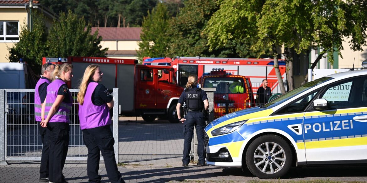 Die Polizei sichert nach einer Gewalttat die Schule in Gosen-Neu Zittau ab.