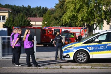Die Polizei sichert nach einer Gewalttat die Schule in Gosen-Neu Zittau ab.