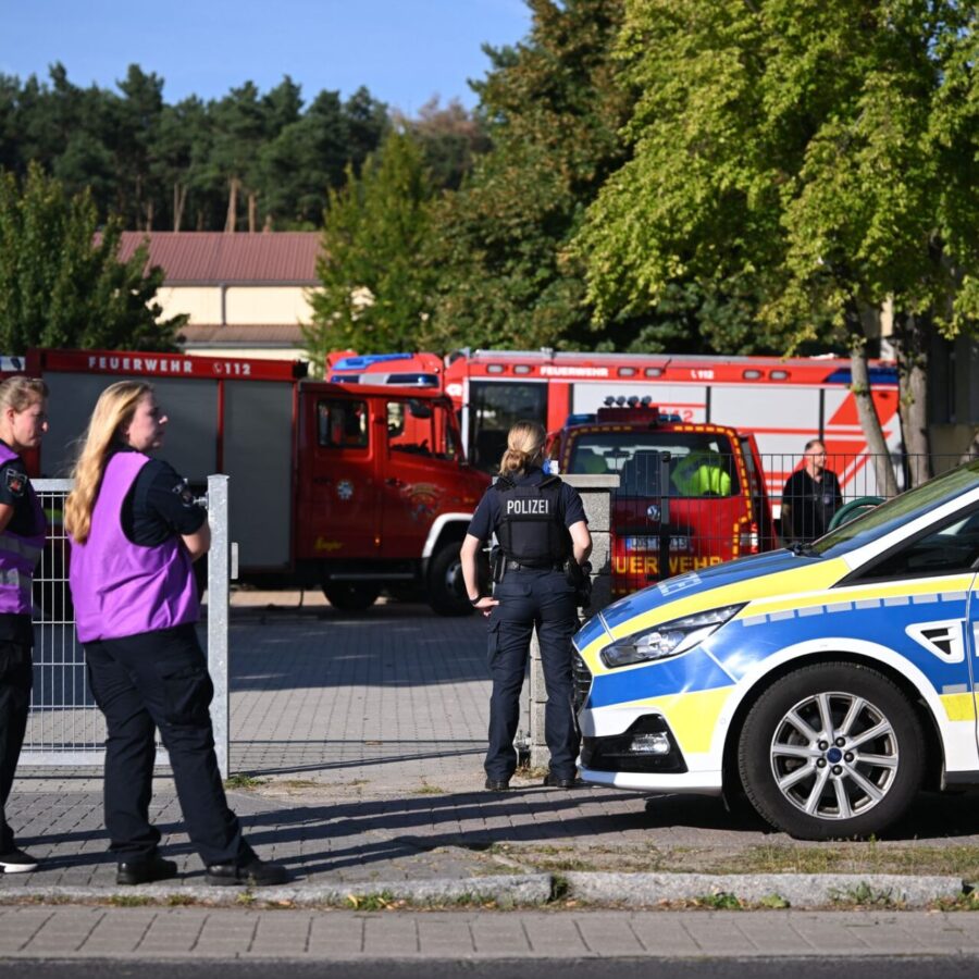 Die Polizei sichert nach einer Gewalttat die Schule in Gosen-Neu Zittau ab.