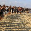 Palästinensische Jungen nehmen im Gazastreifen an der Veranstaltung "Swimming with Gaza" teil.
