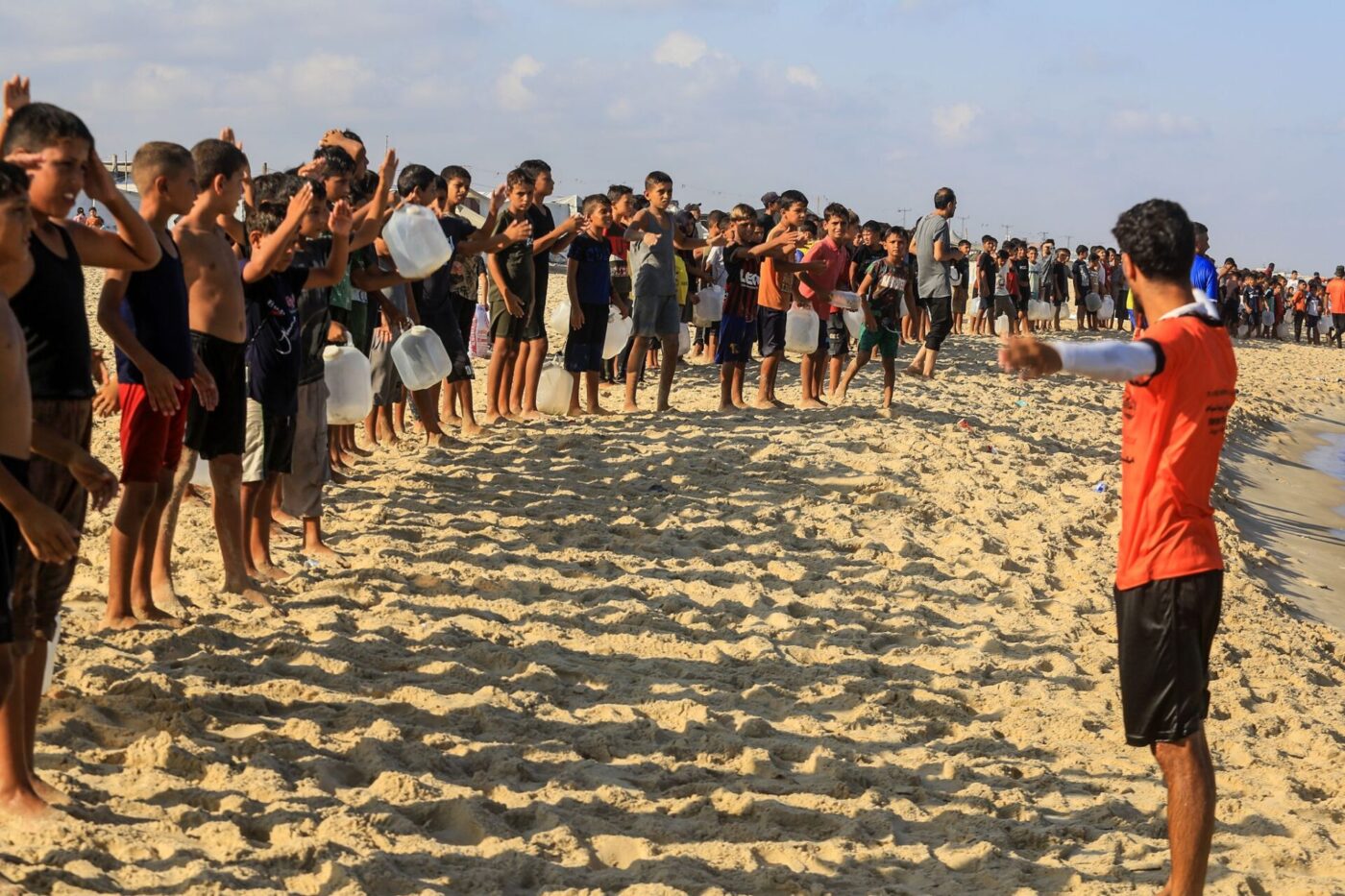 Palästinensische Jungen nehmen im Gazastreifen an der Veranstaltung "Swimming with Gaza" teil.