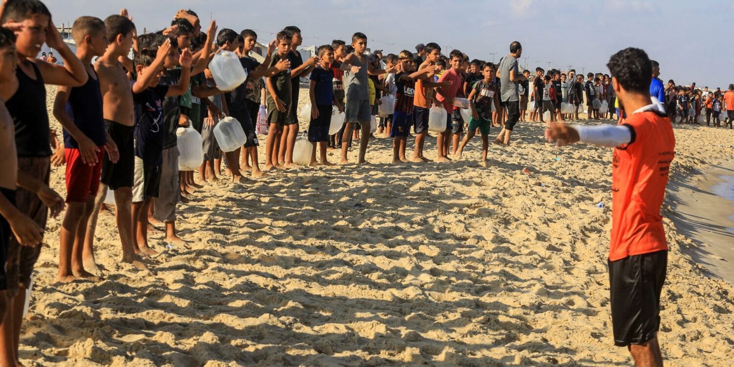 Palästinensische Jungen nehmen im Gazastreifen an der Veranstaltung "Swimming with Gaza" teil.