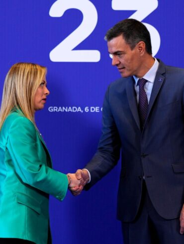 Spaniens linke Regierung von Ministerpräsident Pedro Sánchez hat Italien ultimativ aufgefordert, vorübergehend eingeführte Grenzkontrollen für aus Spanien kommende Reisende wieder aufzuheben. (Archivbild)