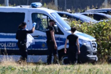 Seit eine mit Sprengstoff bestückte Drohne auf dem Flughafen Leipzig/Halle gefunden wurde, laufen die Ermittlungen auf Hochtouren. Am Mittwoch war erneut die Spurensicherung vor Ort.