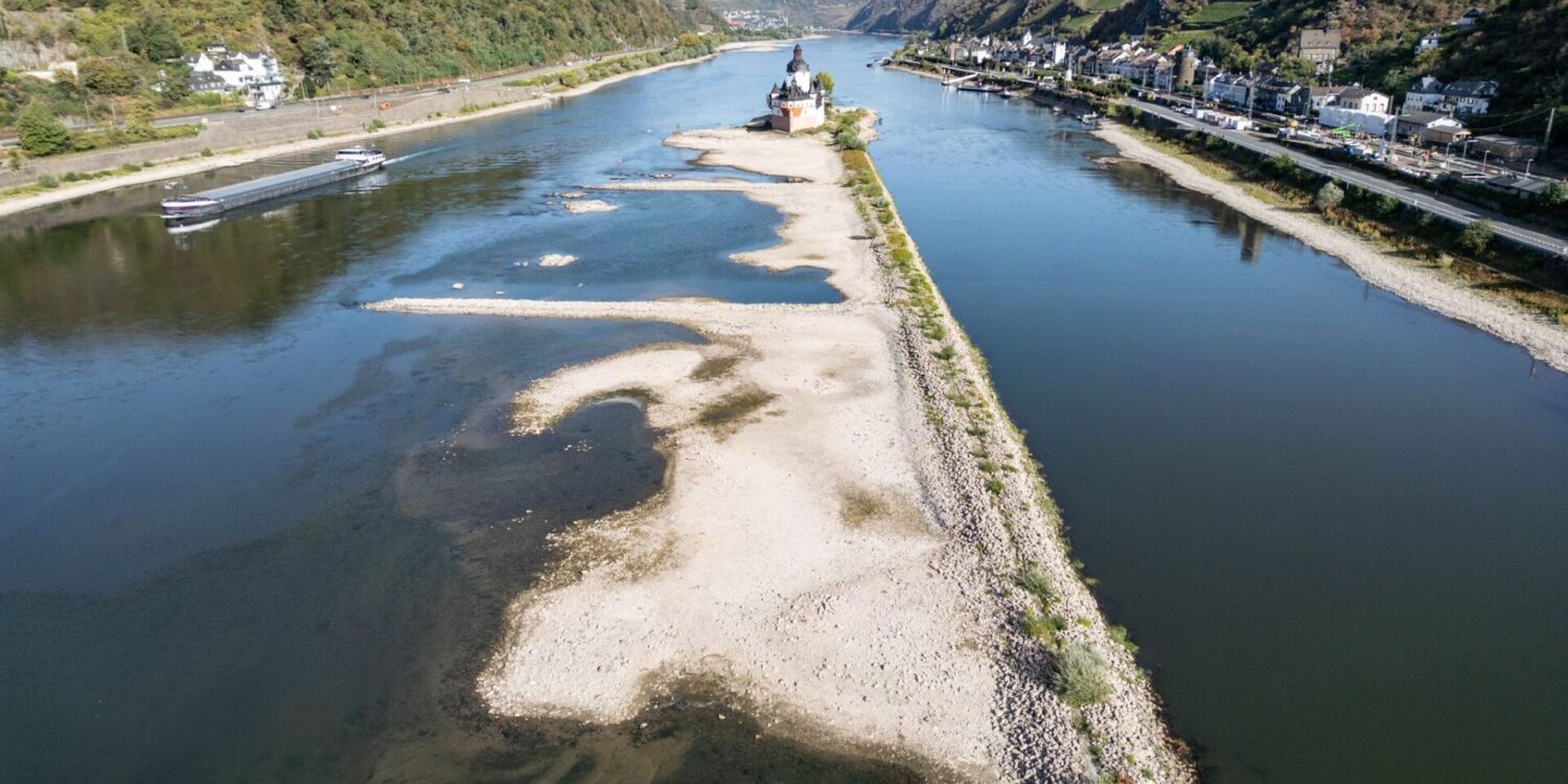 Extremes Niedrigwasser auf dem Rhein: An der Festung Pfalzgrafenstein ist der Grund des Flusses sichtbar