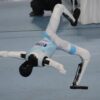 Ein Roboter nimmt bei den World Humanoid Robot Games am Bodenturnen in Peking teil.