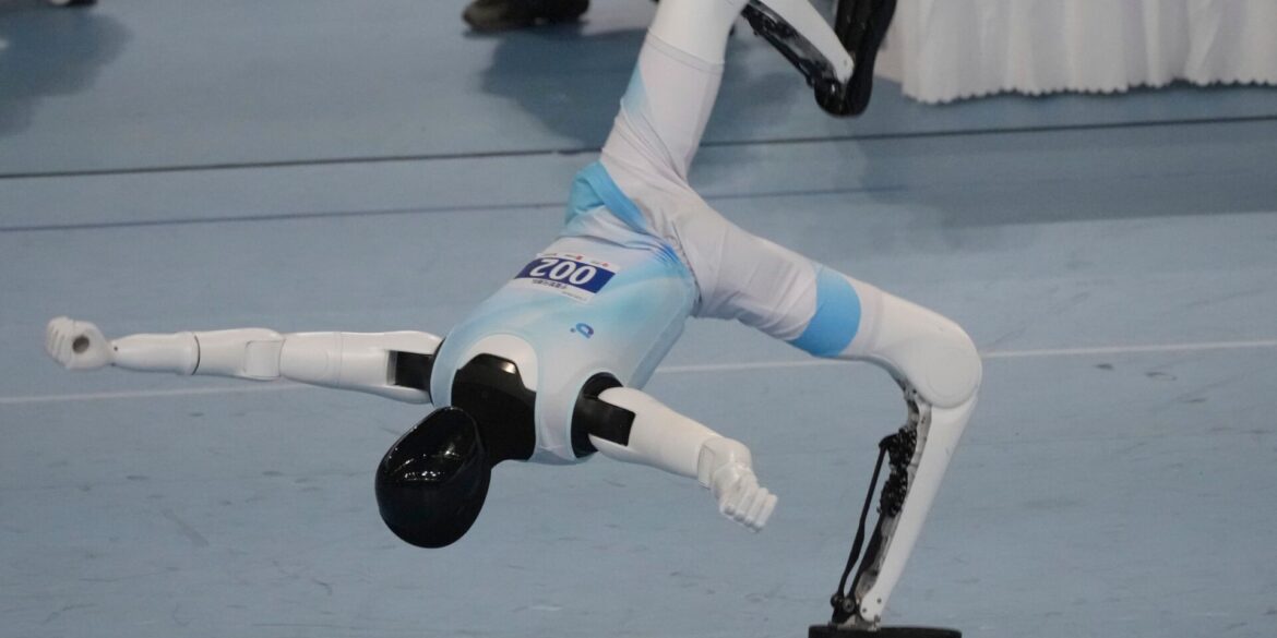 Ein Roboter nimmt bei den World Humanoid Robot Games am Bodenturnen in Peking teil.
