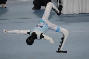 Ein Roboter nimmt bei den World Humanoid Robot Games am Bodenturnen in Peking teil.