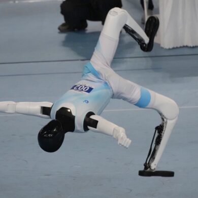 Ein Roboter nimmt bei den World Humanoid Robot Games am Bodenturnen in Peking teil.