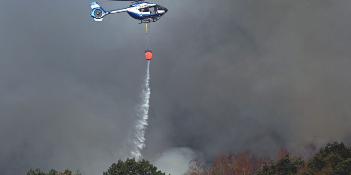 Ob Löschhubschrauber, Wasserwerfer oder Panzer - in Hürtgenwald wird alles technisch Mögliche an den Start gebracht, um den Waldbrand zu bekämpfen.