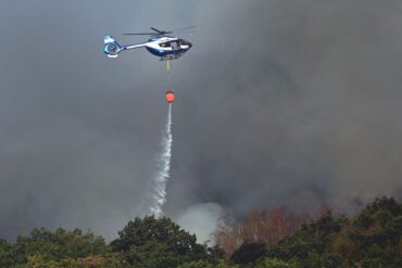 Ob Löschhubschrauber, Wasserwerfer oder Panzer - in Hürtgenwald wird alles technisch Mögliche an den Start gebracht, um den Waldbrand zu bekämpfen.