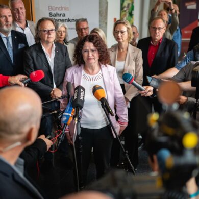 Die Fraktionsvorsitzende des BSW im Thüringer Landtag, Sigrid Hupach (M), erklärt das Votum der Landtagsfraktion.