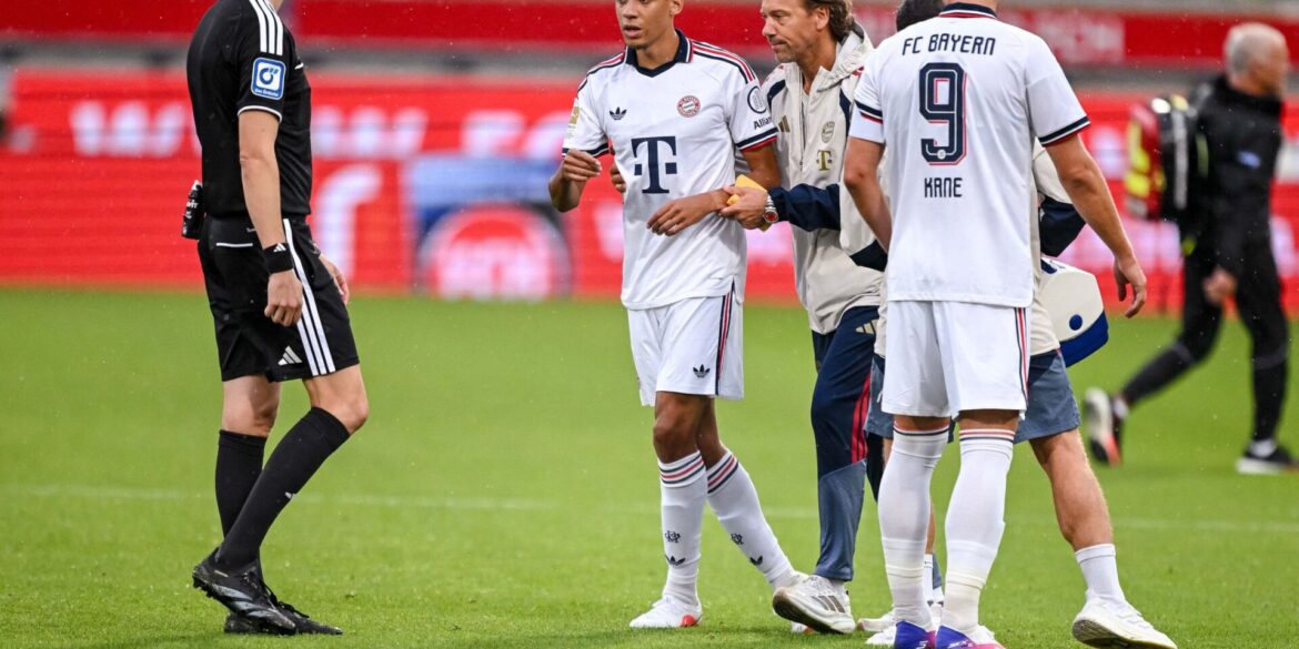 Musste nach wenigen Minuten wieder vom Feld: Jamal Musiala (M.).