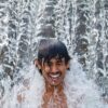 Ein Gastarbeiter aus Sri Lanka kühlt sich an einem glühend heißen Tag in einer Wasserkaskade eines Flusses außerhalb der Stadt Bragadiru in Rumänien ab.