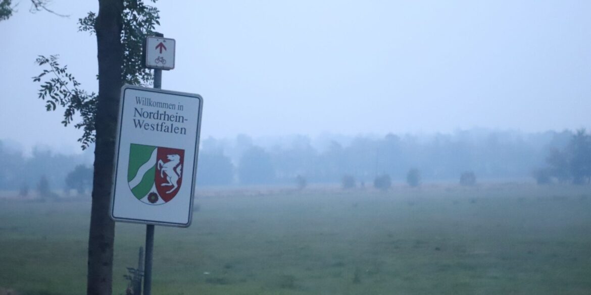 Dichter Rauch im deutsch-belgischen Grenzgebiet durch den Brand im Hohen Venn