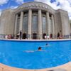 Baden vor der Volksbühne: „Volksbad“ eröffnet am Rosa-Luxemburg-Platz