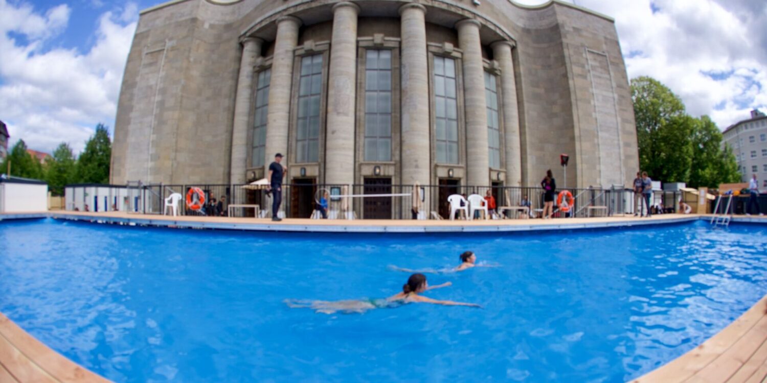 Baden vor der Volksbühne: „Volksbad“ eröffnet am Rosa-Luxemburg-Platz