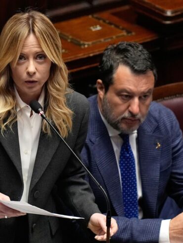 Vize-Regierungschef Matteo Salvini - hier rechts neben Ministerpräsidentin Giorgia Meloni - findet markige Worte. (Archivbild)
