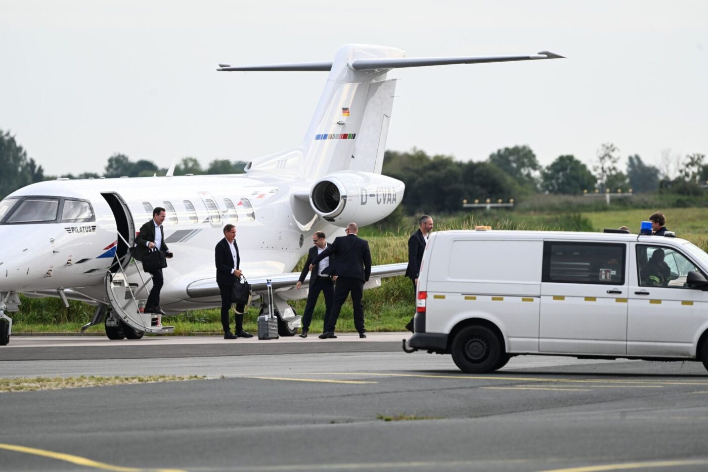 VW-Chef Oliver Blume (2. von links) spricht heute bei der Betriebsversammlung in Emden und muss dann weiter nach Zwickau.