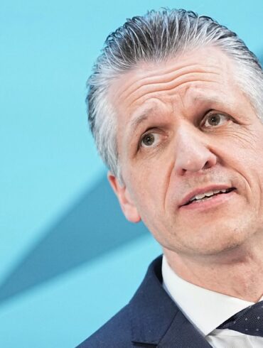 Der Unionsfraktionschef beharrt auf um Umsetzung des Gesamtkonzepts. (Archivbild)