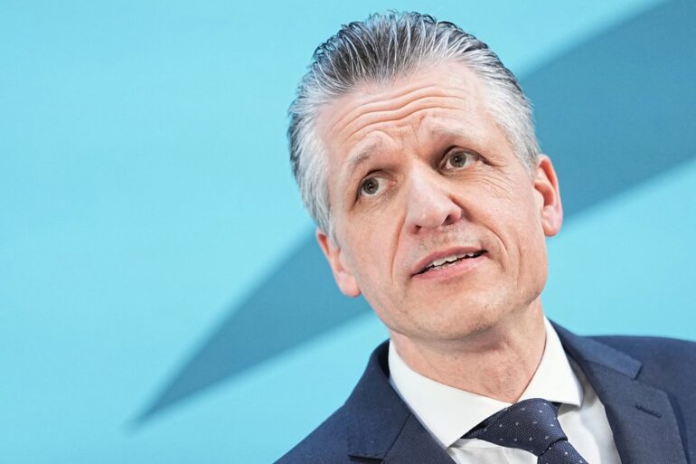 Der Unionsfraktionschef beharrt auf um Umsetzung des Gesamtkonzepts. (Archivbild)