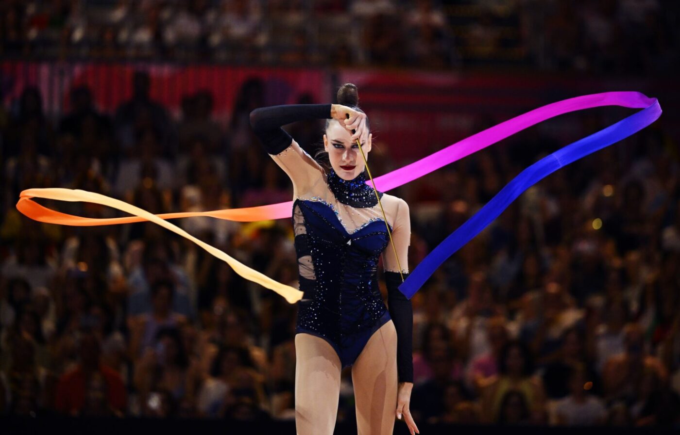 Darja Varfolomeev aus Deutschland führt bei der Weltmeisterschaft der Rhythmischen Sportgymnastik ihre Kür auf.