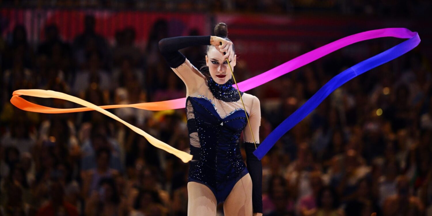 Darja Varfolomeev aus Deutschland führt bei der Weltmeisterschaft der Rhythmischen Sportgymnastik ihre Kür auf.