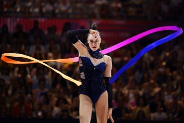 Darja Varfolomeev aus Deutschland führt bei der Weltmeisterschaft der Rhythmischen Sportgymnastik ihre Kür auf.